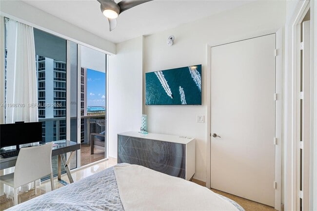 Building Photo - 16001 Collins Ave