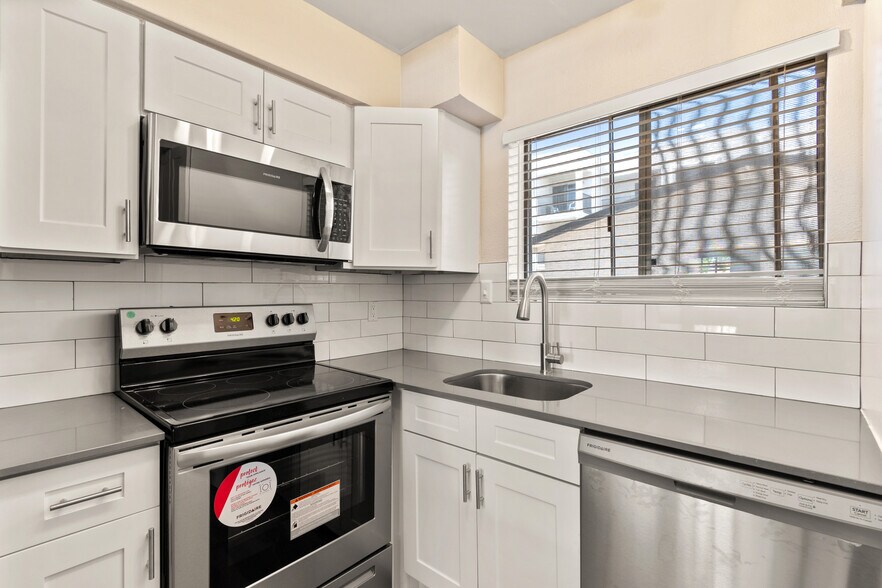 Building Photo - Solmere Phoenix