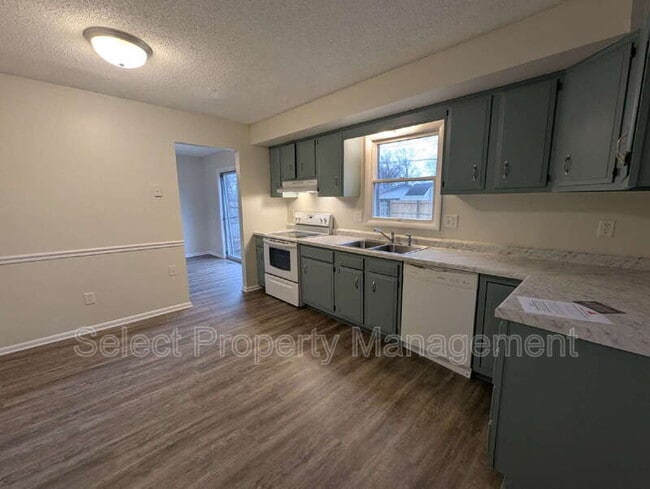 Building Photo - 924 E Washington Center Rd