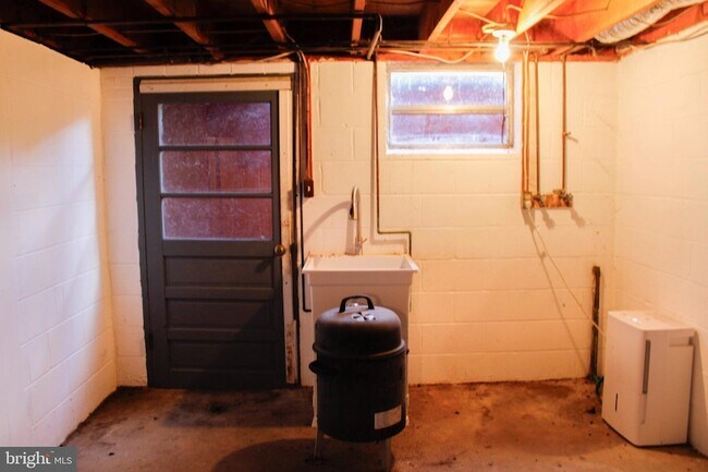 Building Photo - 481 Riffey Ln