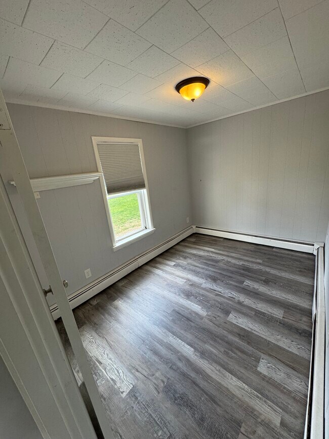 Building Photo - 27 Elm Ave