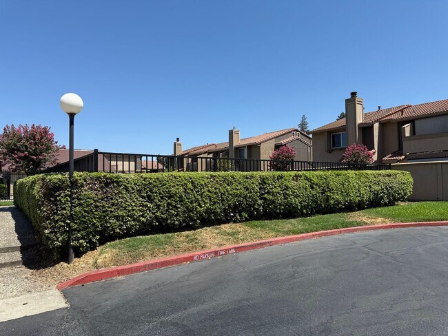 Building Photo - 2-bedroom condo near shopping, restaurants...