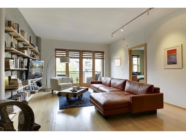 Building Photo - 401 N 2nd St