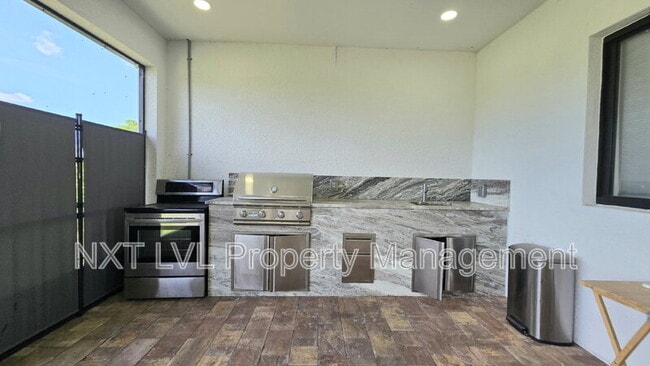 Building Photo - 220 NE 8th Pl