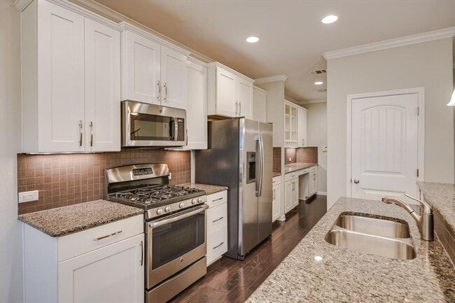 Building Photo - 13400 Briarwick Dr