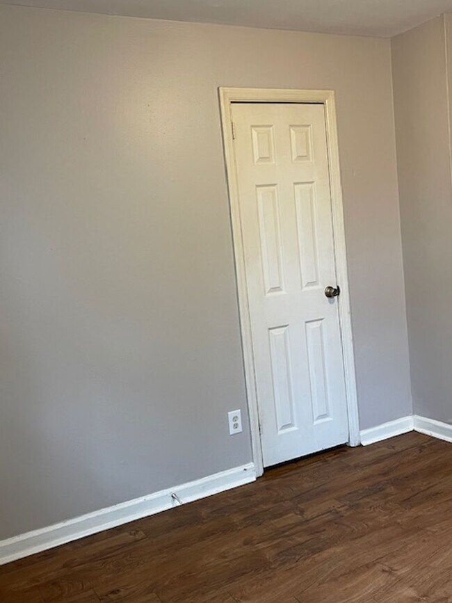 Building Photo - Updated Downstairs 2 Bedroom and 1 Bathroom Carriage House