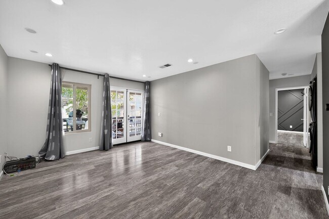 Building Photo - Santee 2 Bedroom 2 Bath Condo with Garage