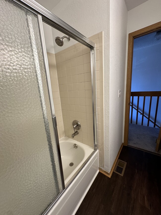 Upstairs Bathroom - 5507 Fiesta Ln