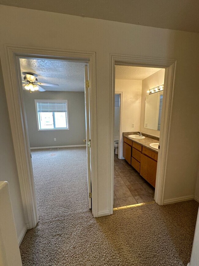 Building Photo - Cute 2 bed 1.5 bath townhome in the Meadows - Month-to-Month Lease!