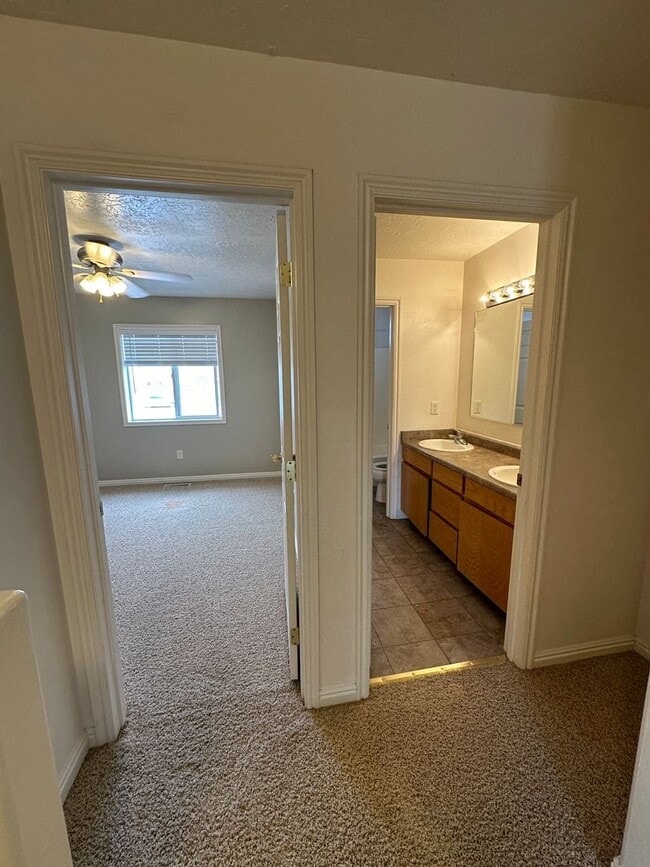 Building Photo - Cute 2 bed 1.5 bath townhome in the Meadows