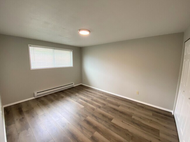 Building Photo - Beautifully Updated Ground-Level 2-Bedroom!