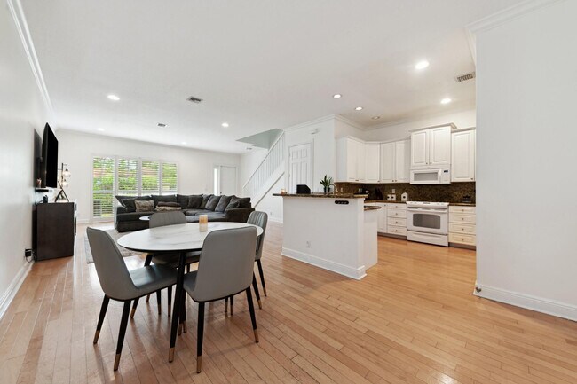 Building Photo - 1416 NE 4th Ct