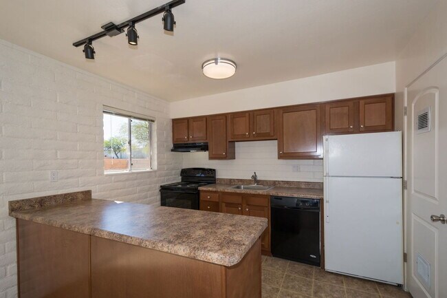 Building Photo - 4557 E Bellevue St