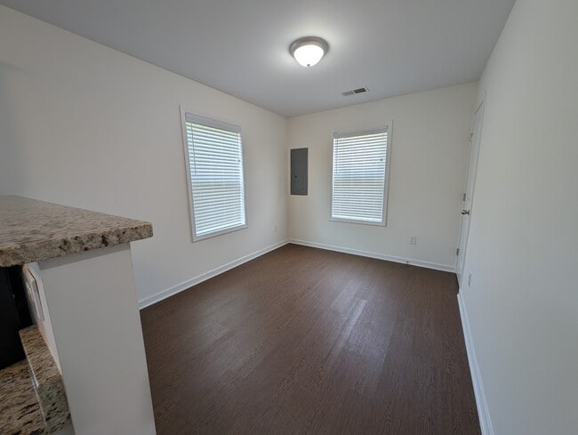 Building Photo - 426 W 4th St