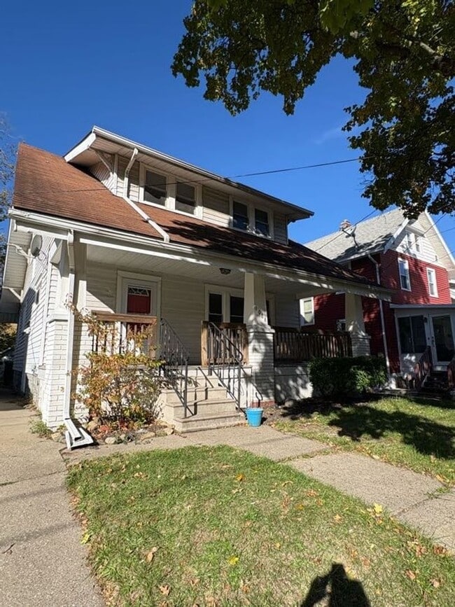 Primary Photo - Three bedroom two bathroom home for rent