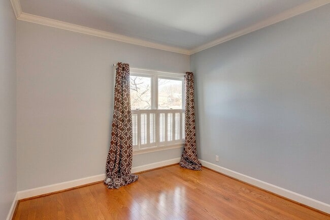 Building Photo - Spacious 2BR/2BA End Unit Condo in Desirab...