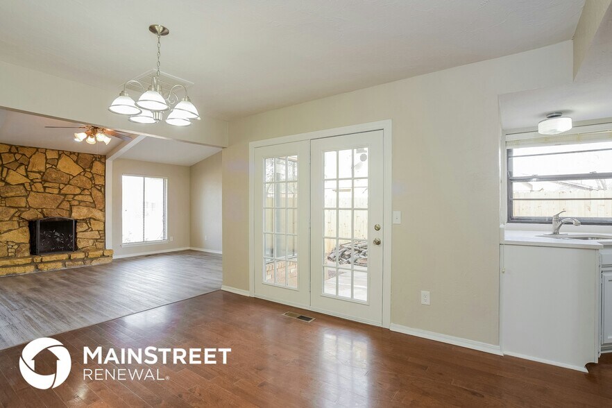 Building Photo - 300 3 Oaks Dr