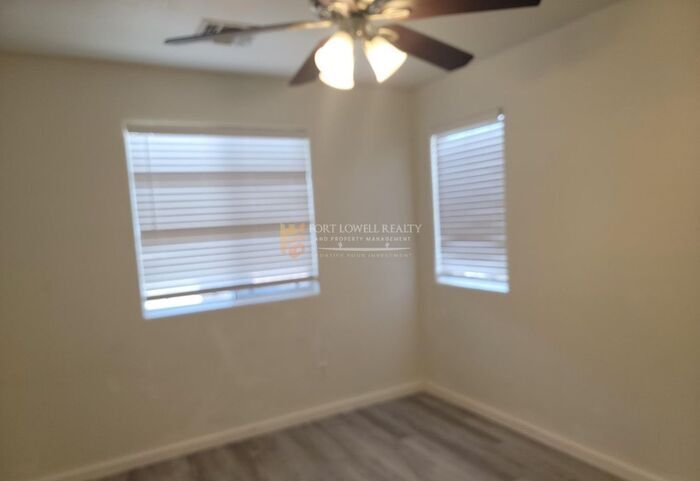 Building Photo - 7226 S 48th Glen