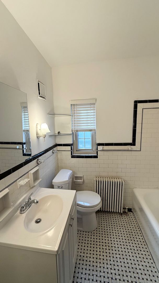 Building Photo - Beautiful 3/4 bedroom + office in Shadyside- Off-Street Parking and Tons of Storage!!