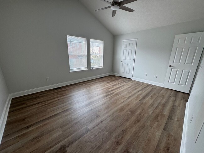 Building Photo - Immaculate End Unit Townhouse