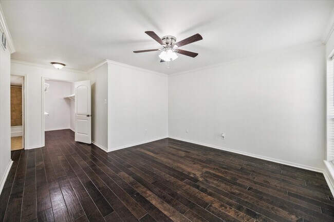 Building Photo - 353 N Post Oak Ln