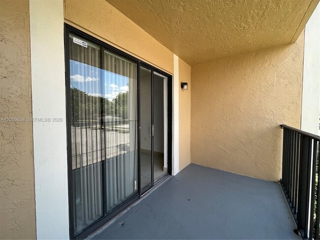 Building Photo - 250 Palm Cir W