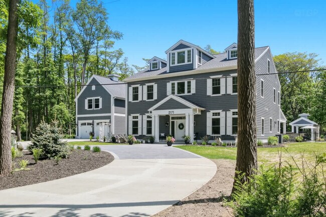 Building Photo - 2171 Lakeshore Dr