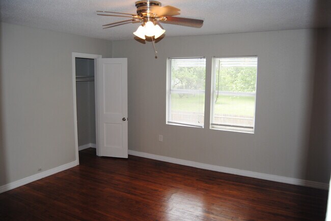 Building Photo - La Marque 6 Unit