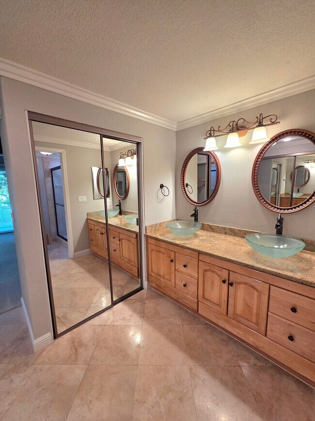 Building Photo - Spacious 3 bedroom 2 bath townhome for rent in Crow Canyon Country Club