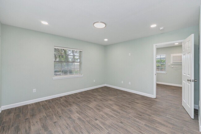 Building Photo - 718 Eglin Pkwy NE