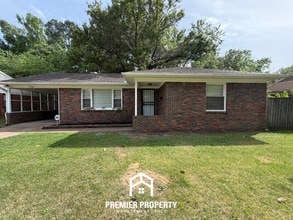 Building Photo - Charming 3BR/2BA in High-Demand 38117 | Hardwood Floors & Fenced Yard