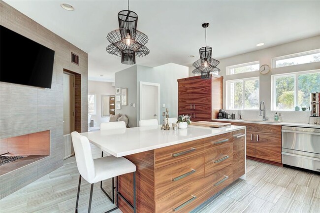 Building Photo - 6 Sugar Creek Dr