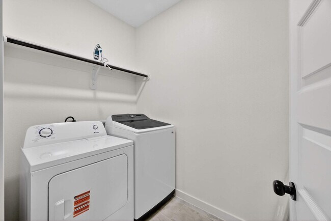 Building Photo - 2910 El Fenice Ln