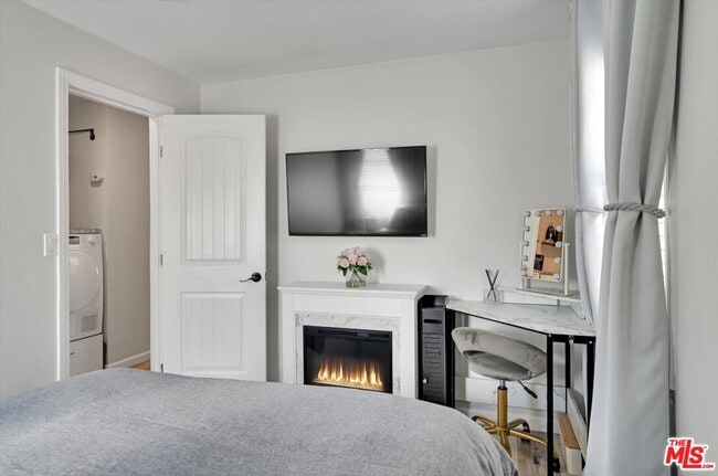 Building Photo - 1138 W 52nd St