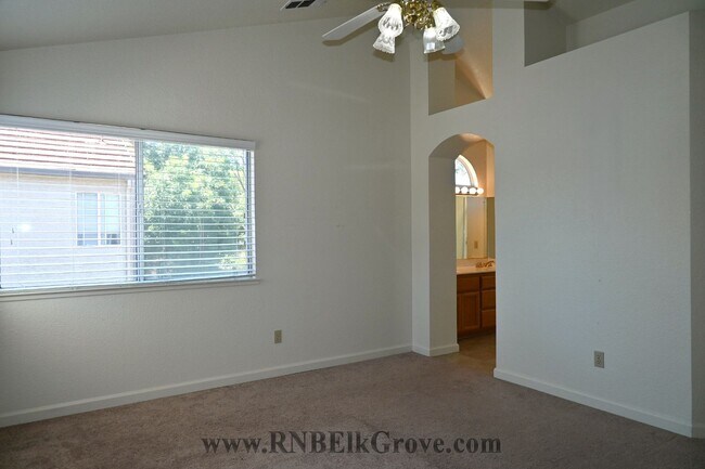 Building Photo - Home in Elk Grove! 3 Bed, 2.5 Bath