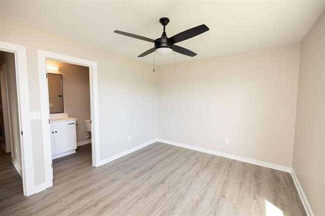 Building Photo - 548-550 W. 50th Ct. S.