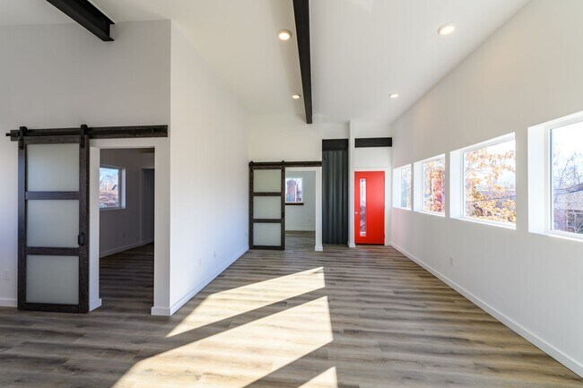 Building Photo - 451 Holcomb Ave