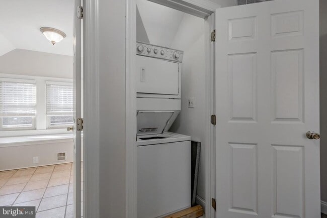 Building Photo - 1210 W Darby Rd