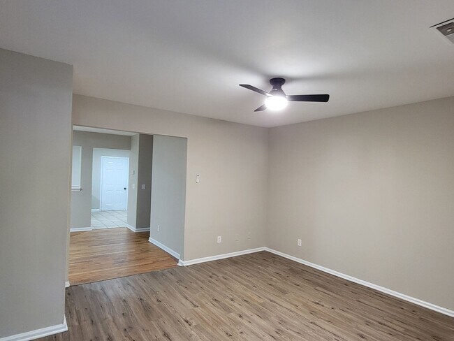 Building Photo - Affordable 2 Story Home - Fresh Paint - New flooring Large Lot - Close to Downtown Atlanta