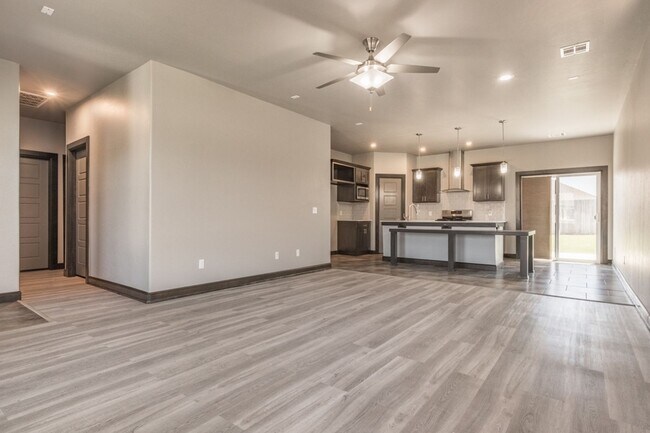 Building Photo - A Very Beautiful and Spacious 3 Bedroom 2 Bath in Yukon