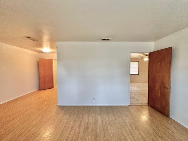Building Photo - Discover this 3/2 home located in Mid-town...