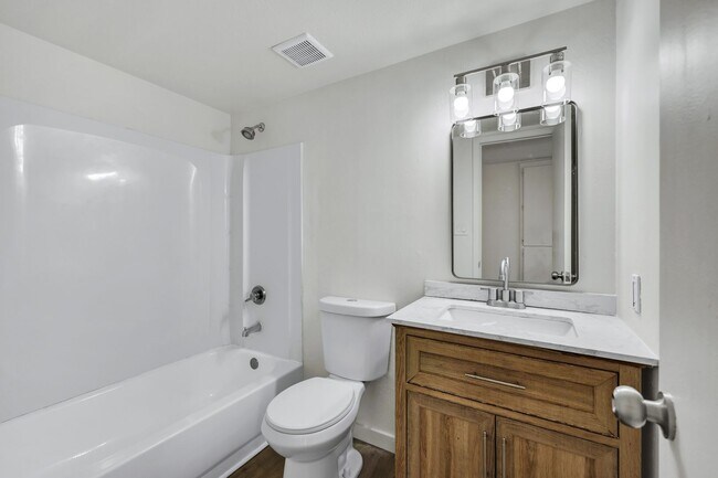 Building Photo - 3-1