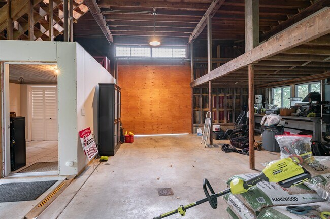 Building Photo - 4 Wheat Ln