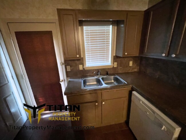 Building Photo - 2 Bed/2 Bath End Unit Apartment