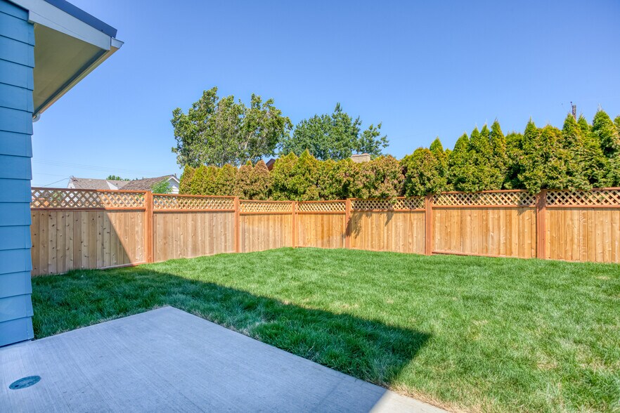 Large, completely fenced, backyard - 1205 Fuller St