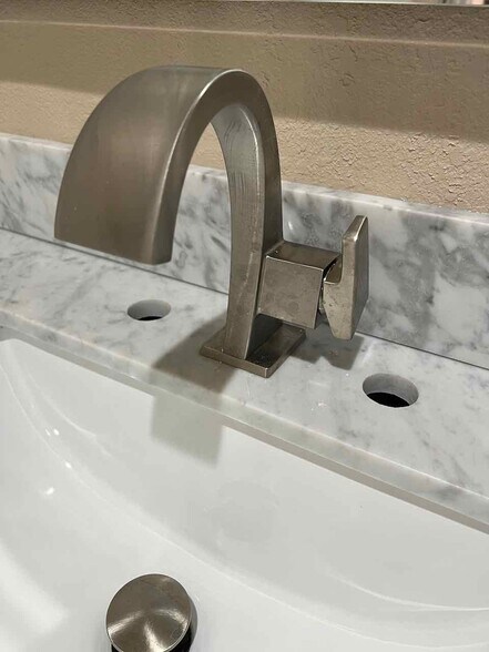 Beautiful brushed nickel fixtures - 3183 Wayside Plz