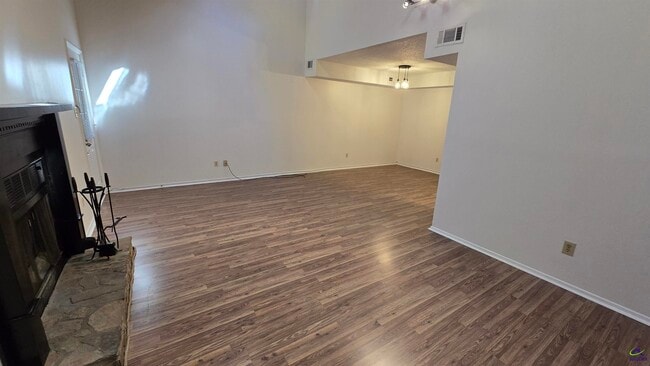 Building Photo - 313 Westcliff Center St