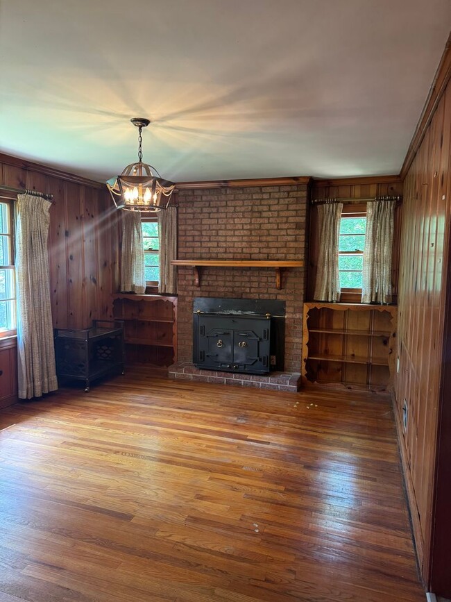 Building Photo - Fantastic Location & Price