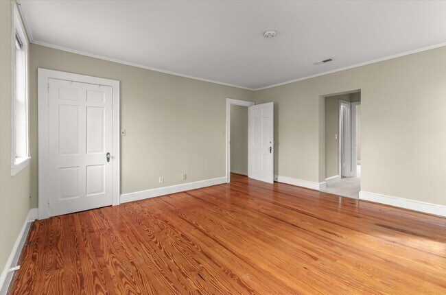 Building Photo - Harleston Village 3 Bed/2.5 Bath Gem Avail...