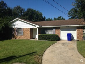 Building Photo - 3 Bedrooms and Huge Yard in Ladson